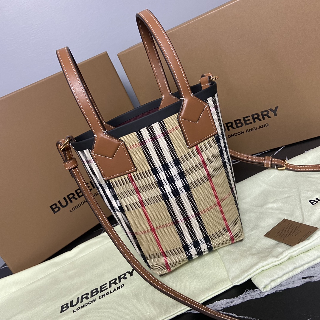 Burberry_Bucket_Bag-13_8